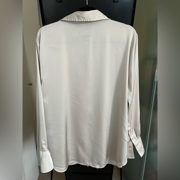 Elegant Cream Button-Up Blouse - Picture 2 of 4